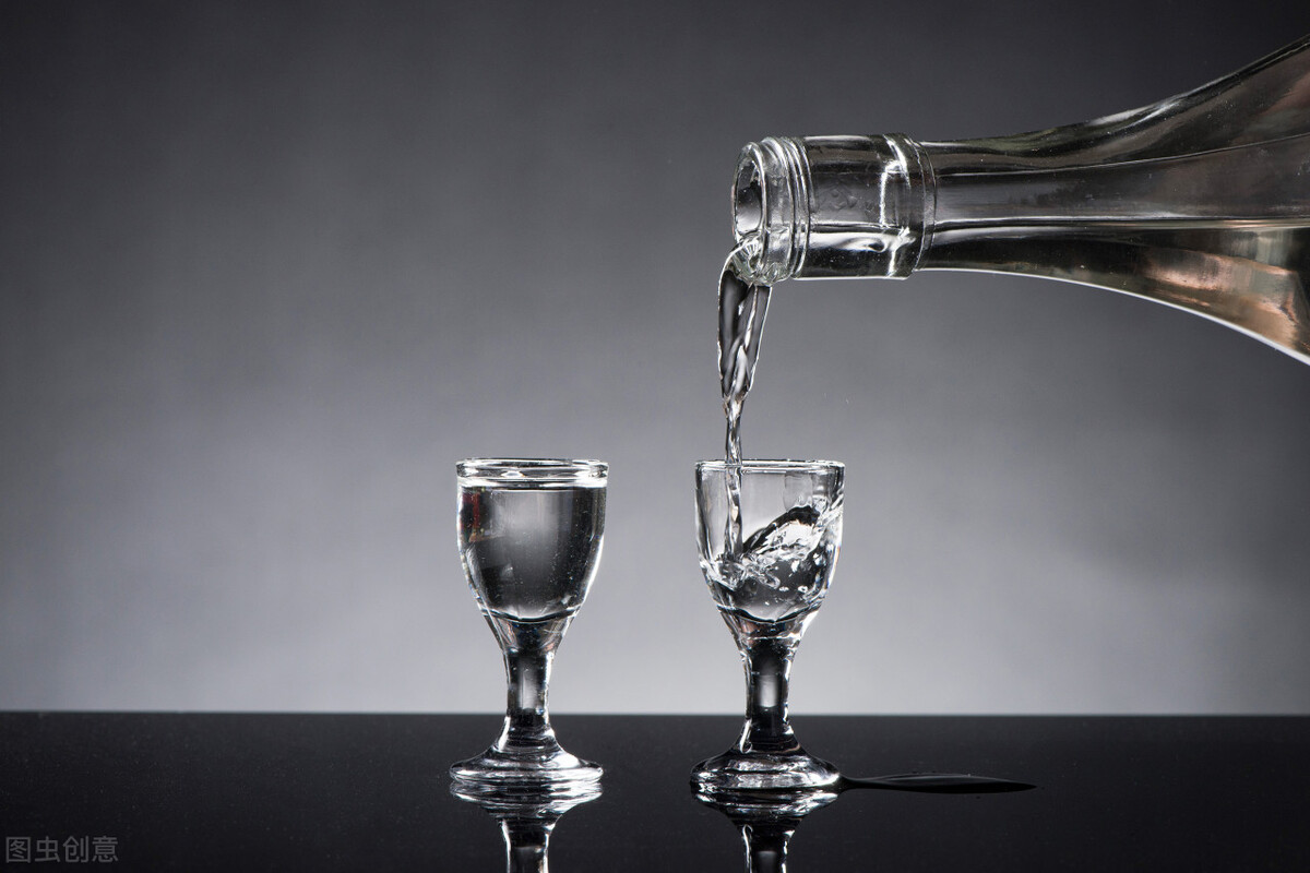 放下手机习惯性熬夜越熬越伤_聚会应酬要学会适可而止_沉迷游戏伤身新闻