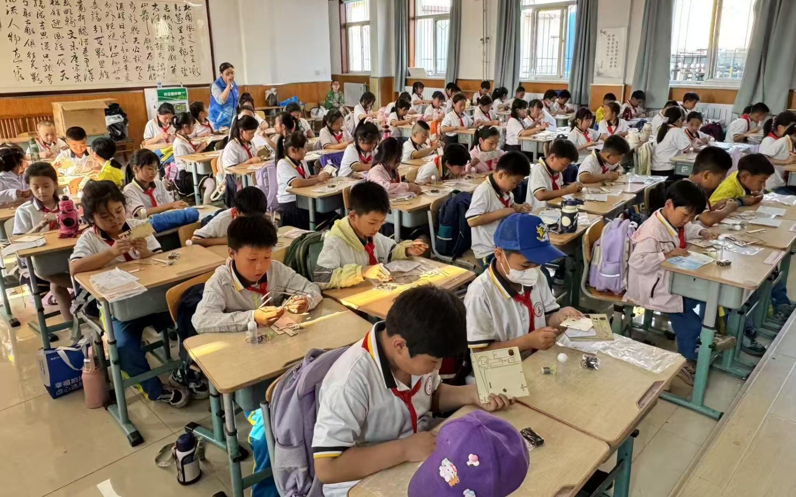  悬浮奇迹科学实验 _津滨新区科技周科普活动 _伯努利原理生活应用