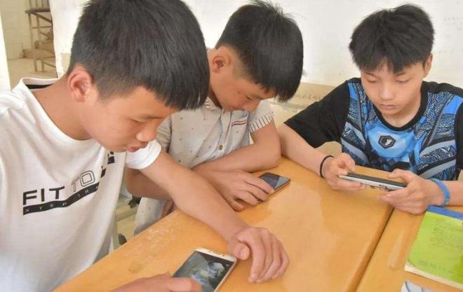 沉迷网络游戏的原因_家长如何引导孩子戒掉手机瘾_沉迷游戏伤身新闻