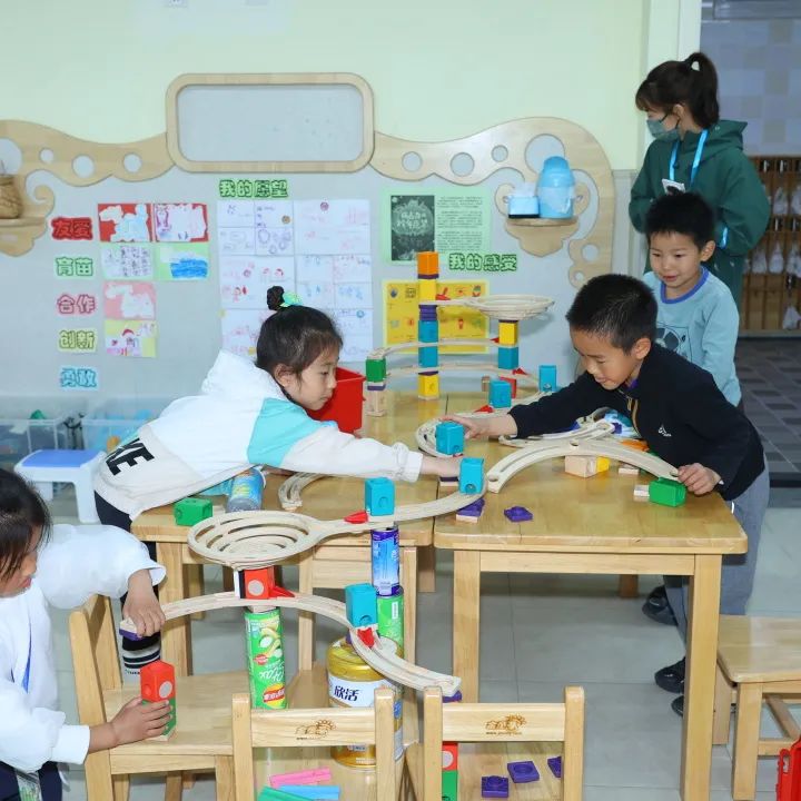 小班游戏专题小结_幼儿园高质量发展交流会_群英幼儿园自主游戏观摩