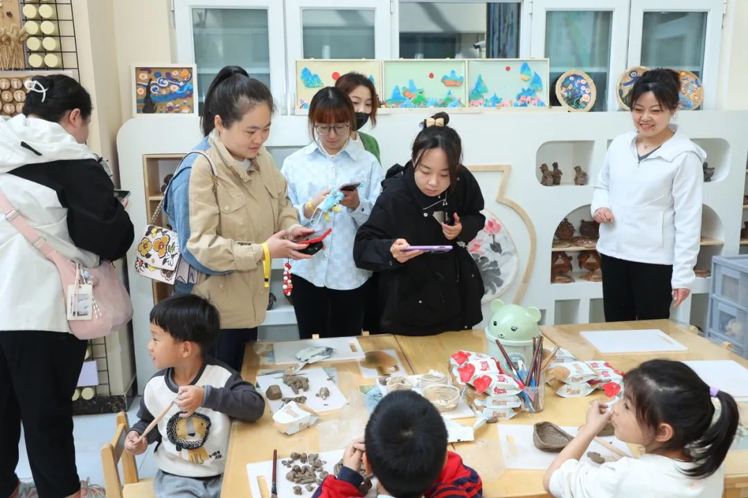 幼儿园高质量发展交流会_小班游戏专题小结_群英幼儿园自主游戏观摩