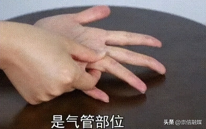 按摩手指治疗疾病_按捏手指调理健康_动态美女按摩图