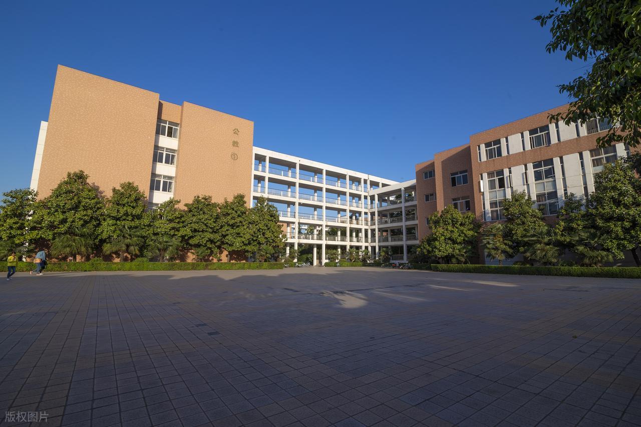 茂名市第一中学奥校班_2025届茂名一中校花_广东高州中学高考成绩