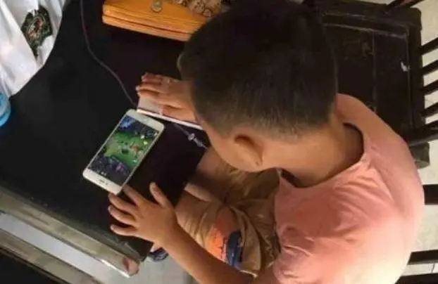 防止未成年人沉迷网络游戏_国家新闻出版署防沉迷通知_沉迷游戏伤身新闻