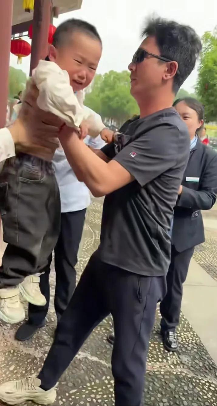 五一游玩安全注意事项_生活逆向思维应用故事_逆向思维解救孩子