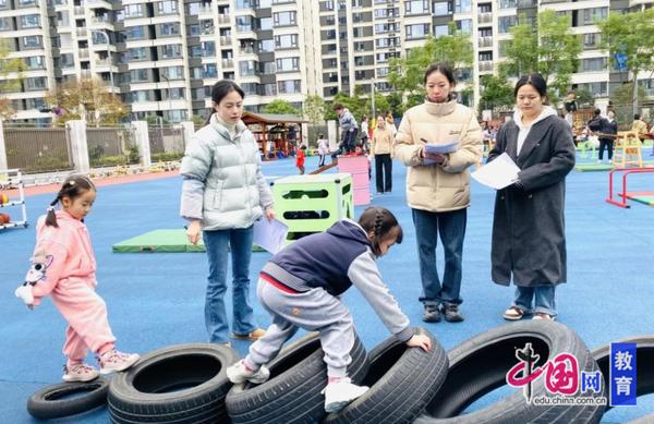 小班游戏专题小结_幼儿游戏水平提升策略_户外体育自主游戏教研活动