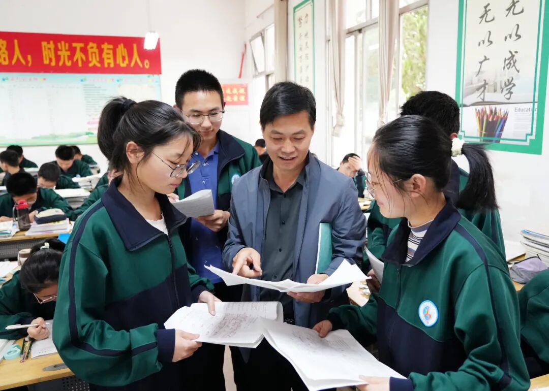 陕西省五一劳动奖章获得者殷卫中_商南县高级中学殷卫中五一劳动奖章_商南县高级中学教师