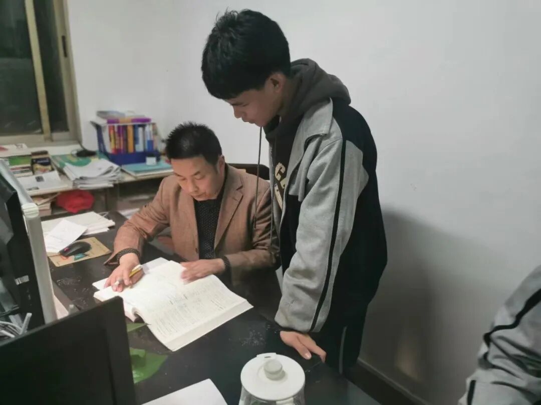 王君臣中学数学高级教师教育事迹_商南县高级中学师德师风先进个人事迹_商南县高级中学教师