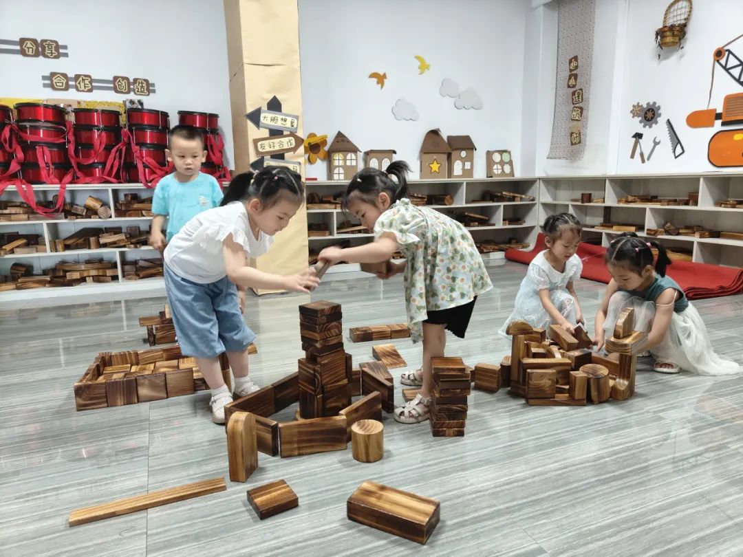 幼儿园建构游戏案例分析_小班游戏专题小结_幼儿游戏价值与教师反思