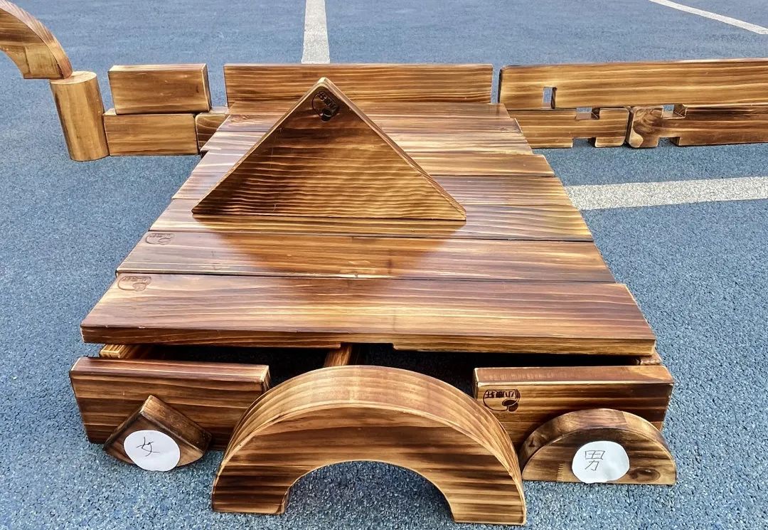 小班游戏专题小结_幼儿园建构游戏案例分析_幼儿游戏价值与教师反思