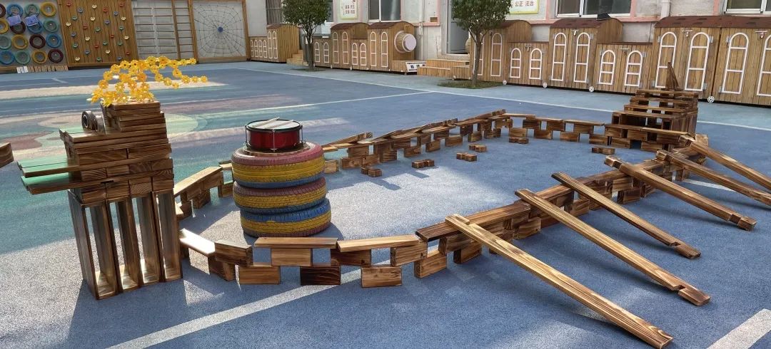 幼儿园建构游戏案例分析_幼儿游戏价值与教师反思_小班游戏专题小结