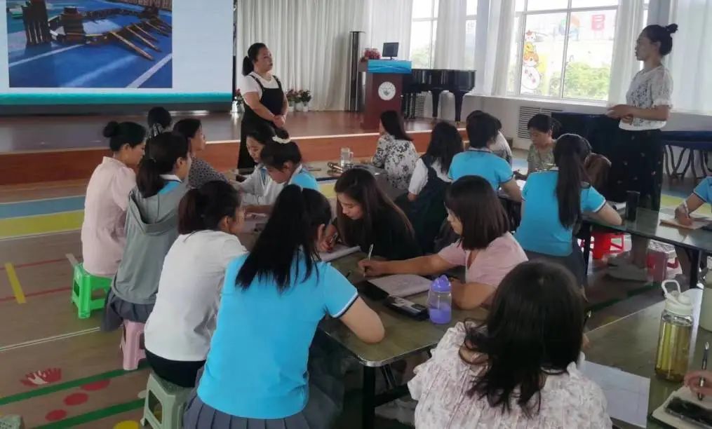 幼儿游戏价值与教师反思_小班游戏专题小结_幼儿园建构游戏案例分析