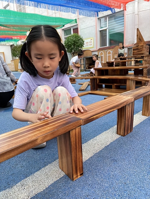 幼儿园建构游戏案例分析_幼儿游戏价值与教师反思_小班游戏专题小结