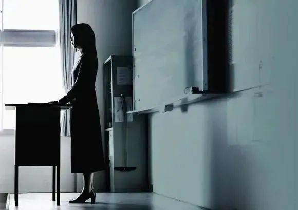 沉迷游戏伤身新闻__ 校长沉迷氪金游戏诈骗案