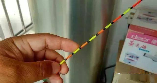 钓鱼红虫怎么挂钩图解_鱼钩挂红虫调漂_钓鱼挂红虫应该怎么调浮漂