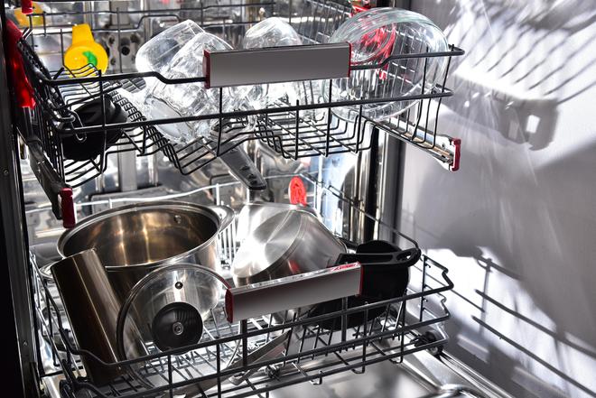 洗碗机喷臂射出的水流里,每秒钟其实有数以万计的微型真空泡在餐具表面爆炸,显著