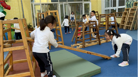 安吉梯搭建游戏_幼儿园游戏专题总结_幼儿自主探究学习