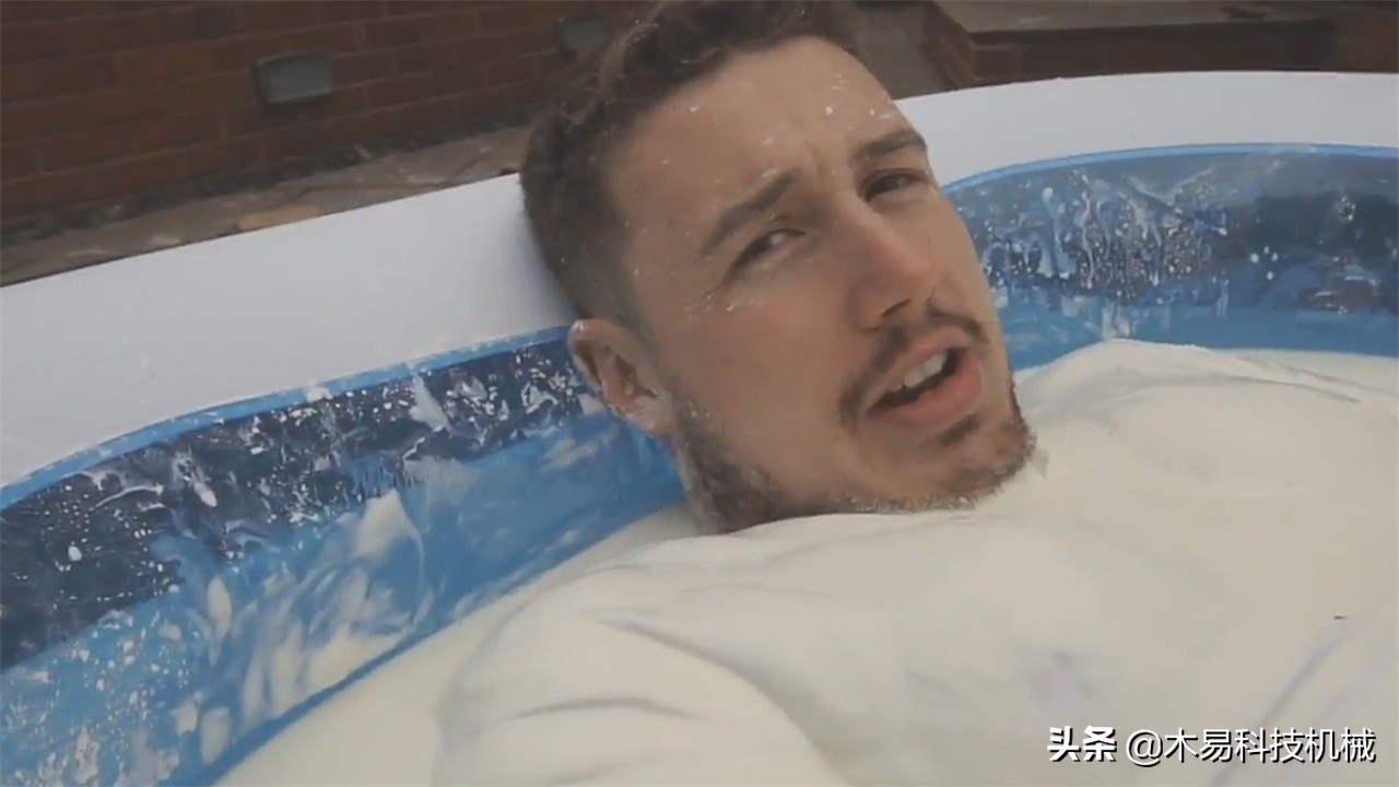 非牛顿流体生活应用_老外玉米淀粉游泳池实验_非牛顿流体泡澡一天后果