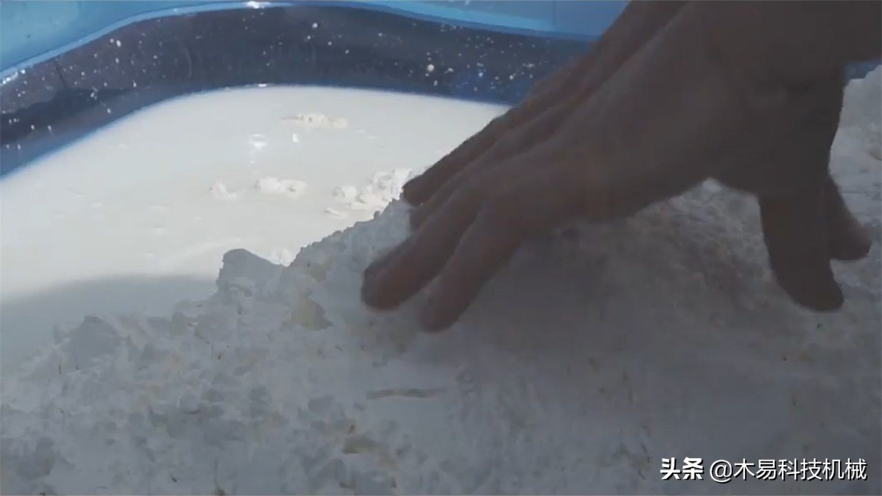 非牛顿流体泡澡一天后果_老外玉米淀粉游泳池实验_非牛顿流体生活应用