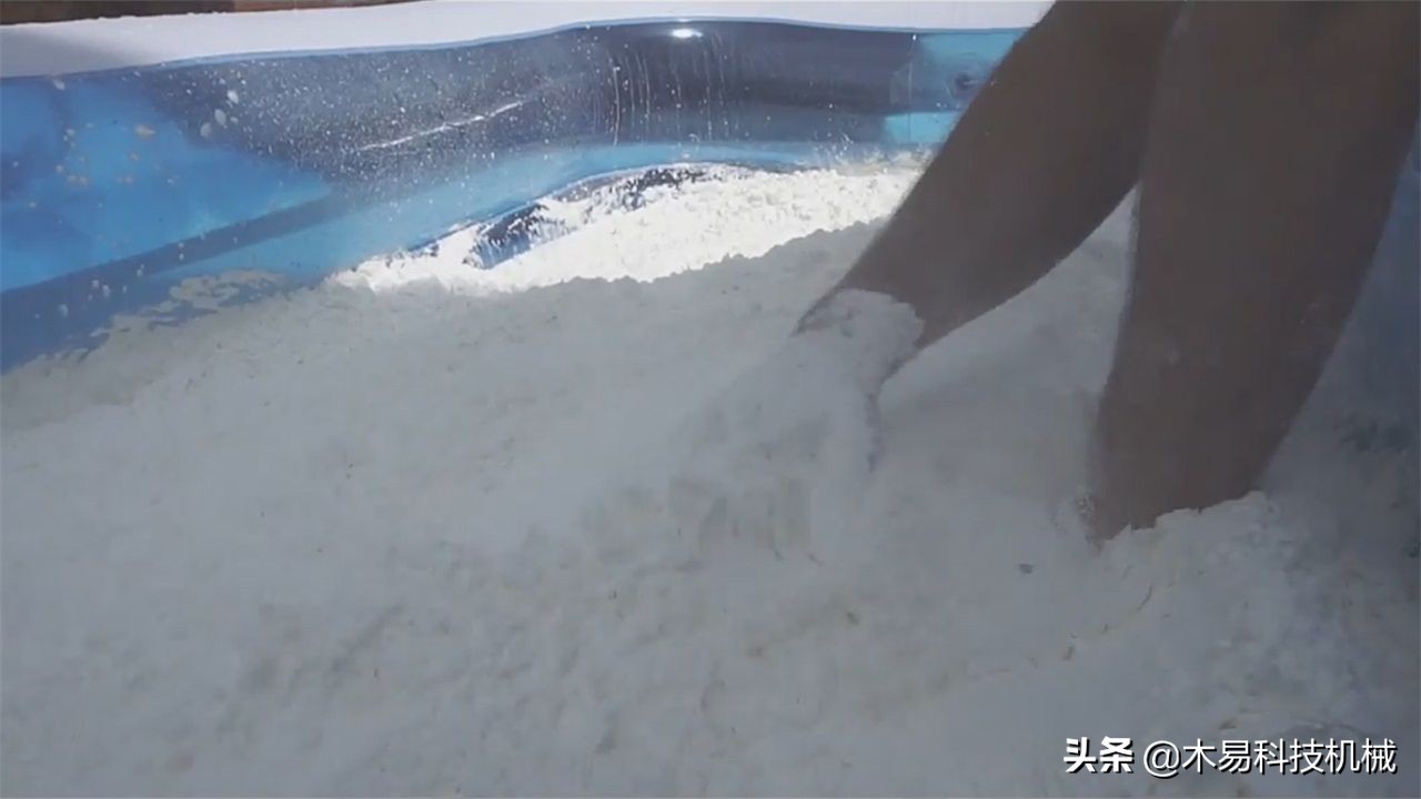 非牛顿流体生活应用_非牛顿流体泡澡一天后果_老外玉米淀粉游泳池实验