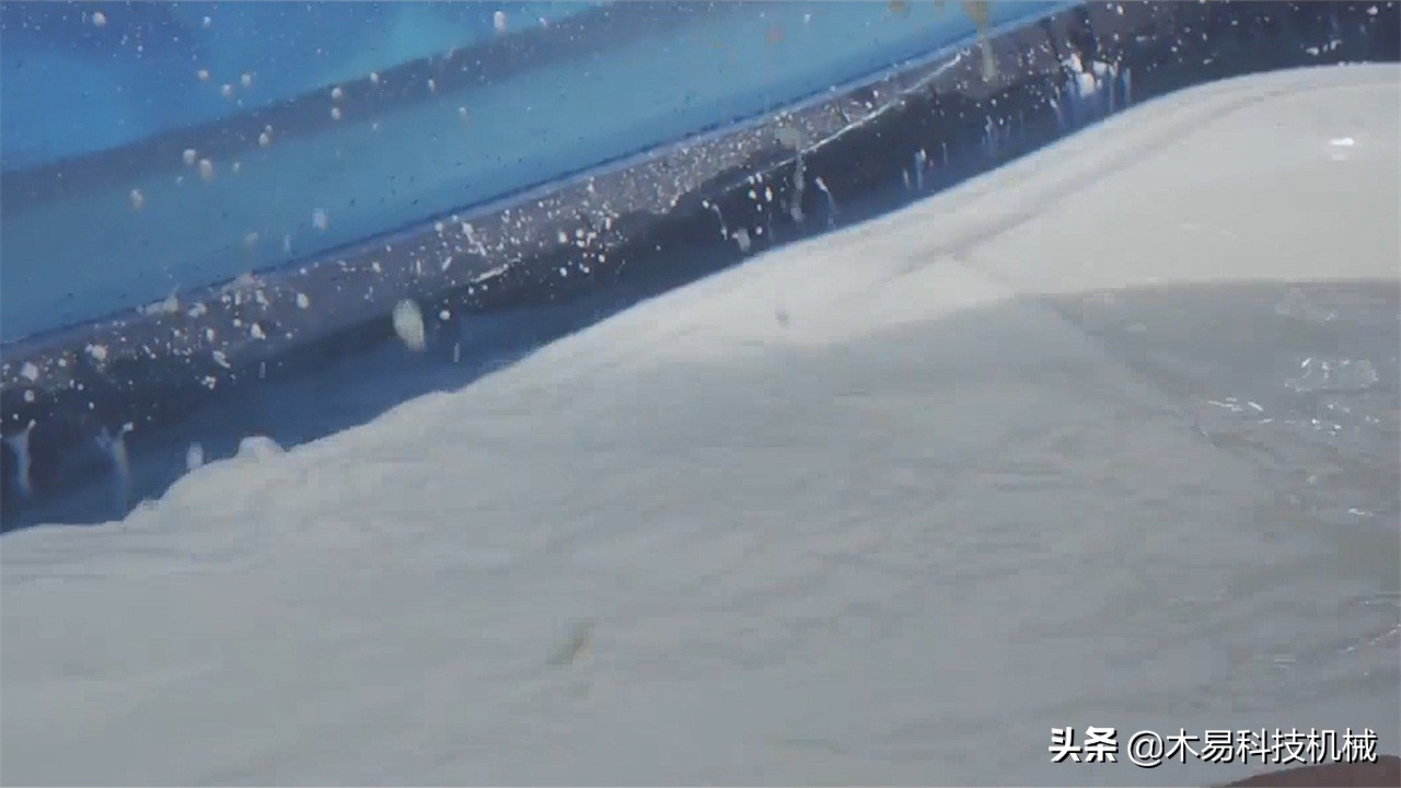 非牛顿流体泡澡一天后果_非牛顿流体生活应用_老外玉米淀粉游泳池实验