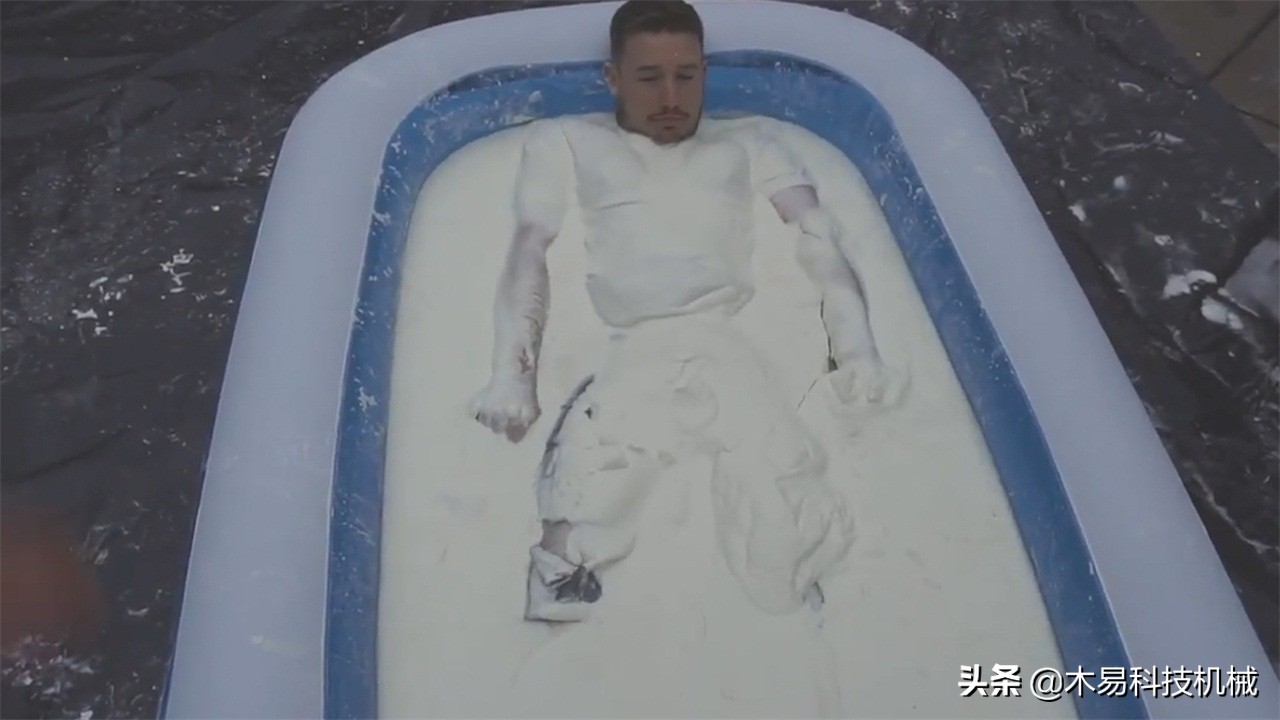 非牛顿流体泡澡一天后果_非牛顿流体生活应用_老外玉米淀粉游泳池实验