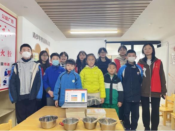 这“水”居然“吃软不吃硬”？长沙高校大学生带孩子感受非牛顿流体