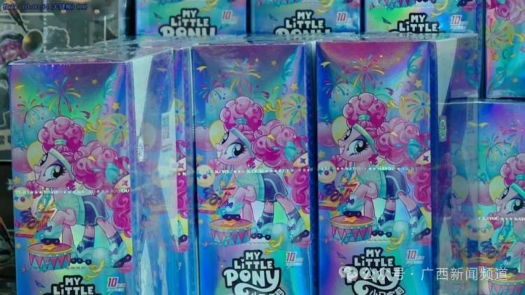 “小马宝莉”爆火!一张卡片卖10万元以上天价? 小学生为集卡“氪金”